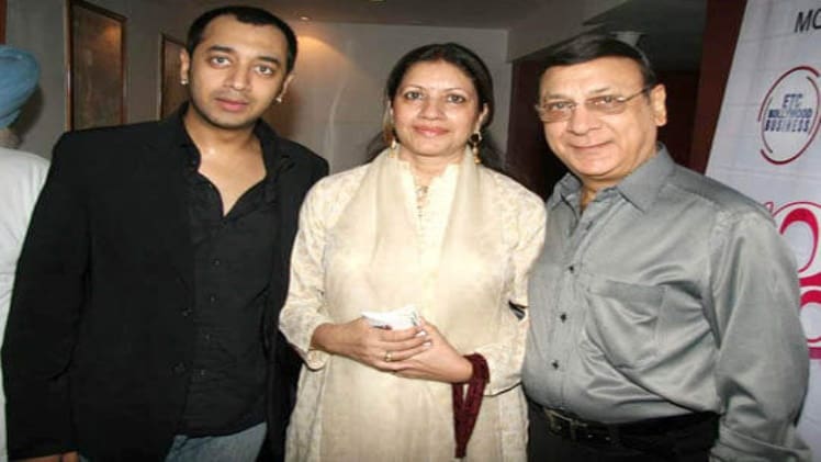 Gufi Paintal Bio, Net Worth, Weight, Age, Wiki, Filmography, Girlfriends, Wife Gufi Paintal with His Family